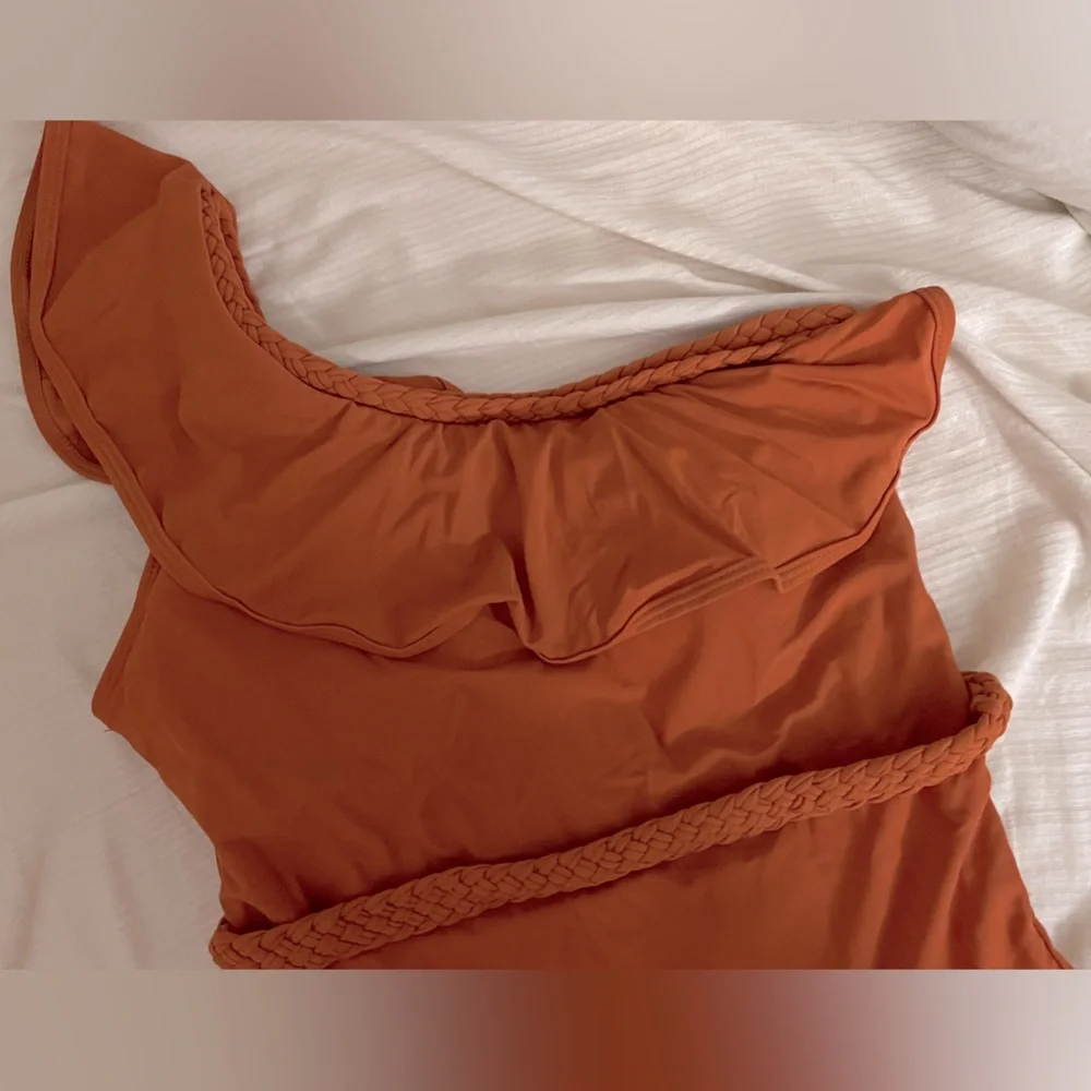 ONE SHOULDER RUFFLE ONE PIECE ORANGE BODY / SWIM NEW!!!! M/L Never Worn! 🧡 - Picture 2 of 5